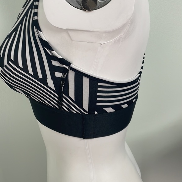 Victoria’s Secret Victoria Sport
Racerback sports bra - Picture 3 of 5